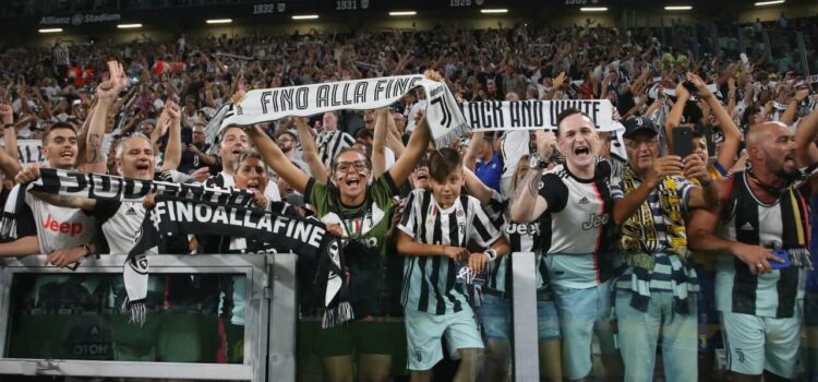 Câu lạc bộ Juventus được mệnh danh là gì?